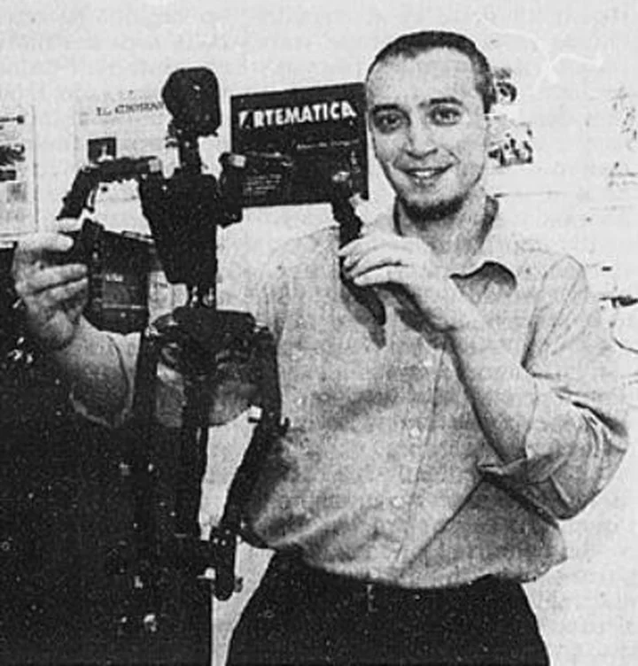 Riccardo Cangini nel 1999 con il sistema portatile di motion capture Monkey2 di Artematica