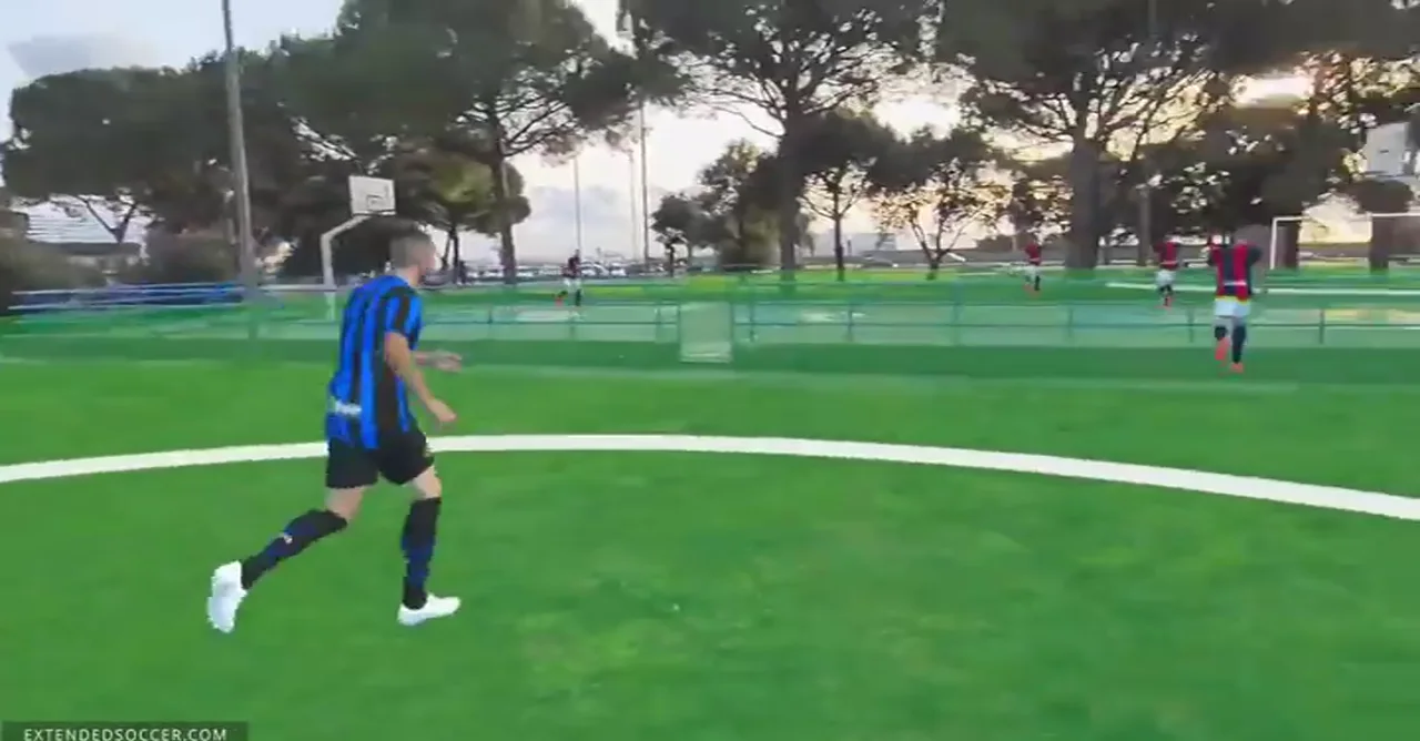 Un giocatore virtuale entra in un campo reale durante la visualizzazione XR di Extended Soccer